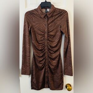 NWOT H&M Women’s Wave-Print Ruched Button Front Long Sleeve Dress. Size: Small 🤎